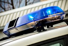 V hudi prometni nesreči so štiri osebe odpeljali v bolnišnico, ena oseba je umrla