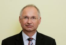 Šarčev poslanec, po kraji sendviča, odletel iz Državnega zbora