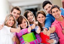 Izjemno: Učitelj z interpretacijo pesmi navdušil viške gimnazijce (video)