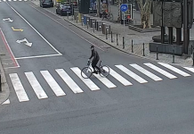 Policija išče kolesarja, ki je v centru mesta zbil peško