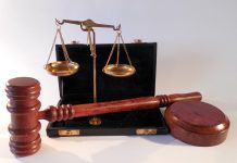 Nas med sodnimi počitnicami lahko priprejo?