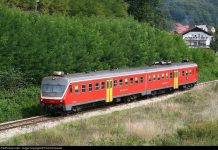 Potniški vlak trčil v tovorno vozilo