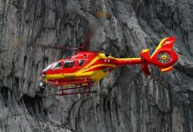 Motorist, ki ga je v UKC pripeljal helikopter, se bori za življenje