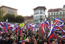 Foto tedna: Prešernov trg preplavile slovenske zastave. Več tisoč ljudi zahteva boljšo Slovenijo