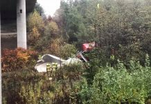 Tovorno vozilo zgrmelo v globino 20 metrov