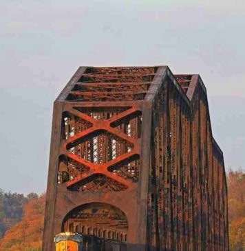 Tragično: Tovorni vlak do smrti povozil 19-letnika