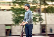 Voznik skiroja zapeljal pred osebno vozilo