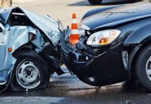 Zapeljala na nasprotno stran in trčila v tovornjak