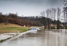 Nekatere reke po Sloveniji že prestopile bregove