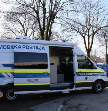 Z nožem zahtevala denar