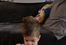 Vesela novica: Mali Kris se že lahko igra in sedi brez pomoči opornice