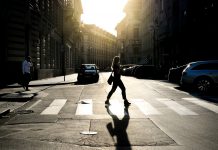 Na prehodu za pešce trčil v peško