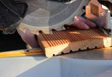 Delovna nesreča: Moški se je huje poškodoval z žago