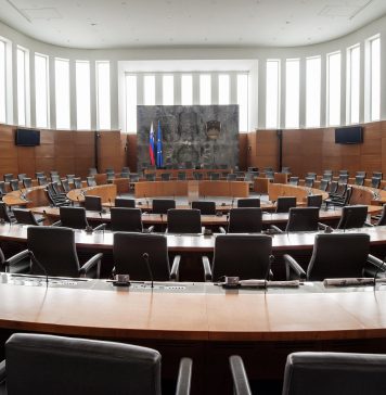 Tako obnašanje vladajočih je nevarno in ogroža demokracijo #video