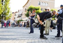 Sprevrženo! Nasprotniki vlade na “antiproslavi” razkazovali spolne organe