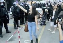 (Video) Petkova protestnica provokativno nad policiste