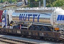 Na menjem prehodu v cisternah odkrili 22 migrantov