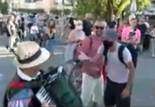 Video posnetek, katerega ne smemo pozabiti! Kako se je levičarski skrajnež spravil na harmonikarja!