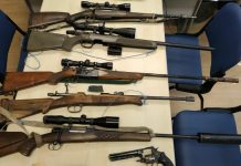 Policisti v Hrastniku zasegli več kosov orožja in eksploziv, v Medvodah večjo količino droge