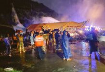 Tragedija v zraku: Letalo zrsnilo s steze in se prelomilo (Video)