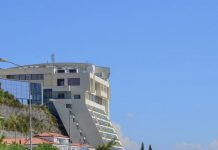 Sodnica v predsedniškem apartmaju bivala kar na stroške gostitelja?