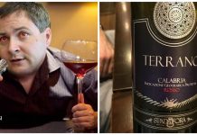 (Video) Zmago Jelinčič nalil čistega vina (Terana) Dejanu Židanu