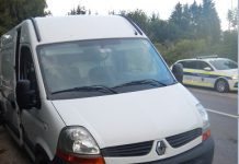 V ta kombi sta Slovenca natlačila kar 42 migrantov