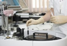 Covid-19: Intenzivno nego potrebujejo tudi mlajše osebe. Dva bolnika sta umrla