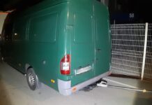 Saj ni res, pa je! Po avtocesti vlekla kombi, vlečni drog pa pritrdila z lepilnim trakom