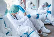 Novi podatki: V bolnišnicah že skoraj 900 covidnih bolnikov, dvanajst oseb umrlo