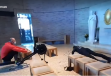 (Video) Nenavadno opozorilo! Telovadila sta kar v cerkvi