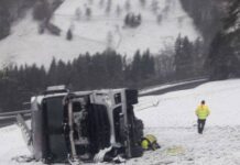 Zapora ceste zaradi zdrsa tovornega vozila