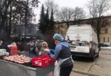 Ljubljanski gostilničar zdravstvenemu osebju UKC Ljubljana pripravil tisoč toplih malic!