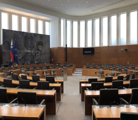 Domnevno podkupovanje poslancev: Razkrite šokantne podrobnosti
