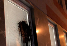 Neverjetno: Vandali so se tokrat znesli nad stavbo, kje ima državna sekretarka ambulanto