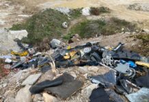 Šokantno: Vse to je odvrgel v naravo. Ujela ga je kamera?