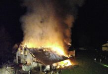 (Foto) Ognjeni zublji popolnoma uničili hlev: Pri gašenju sodelovalo 75 gasilcev