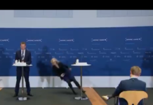 (Video) Med novinarsko konferenco izgubila zavest