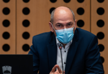 Janša tvitnil: Odpravljena ali zrahljana bo večina omejevalnih ukrepov