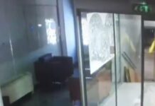 (Video) Varnostne kamere zabeležile zavržni napad na ministrstvo