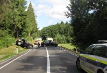 Tragična nesreča: Voznica zapeljala na nasprotni vozni pas, ena oseba izgubila življenje