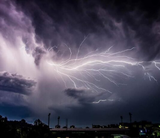 Močne padavine in veter povzročajo kaos po Sloveniji