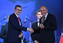 Predsednik vlade Janez Janša prejel nagrado Osebnost leta 2020 Srednje in Vzhodne Evrope za izjemne dosežke