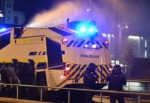 (Video) Policija nasilneže razgnala z vodnim topom