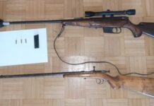 (Foto) Policisti 74-letniku zasegli puško z dušilcem in puško manjšega kalibra