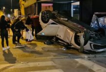 (Foto) Zaradi divjanja ga je odneslo čez kolesarsko stezo in pločnik v drog semaforja