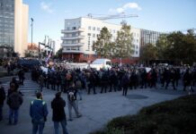 (Video) Anarhisti ponovno blokirali ulice: Policija pridržala več protestnikov