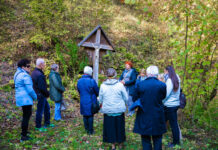(Video) V stranki SDS so se poklonili žrtvam povojnih pobojev, ki nimajo svojih grobov