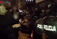 (Video) Poglejte kako je Jenull na včerajšnjem protestu ponovno provociral policiste