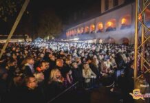 Kljub groznim številkam se ljudje množično zabavajo